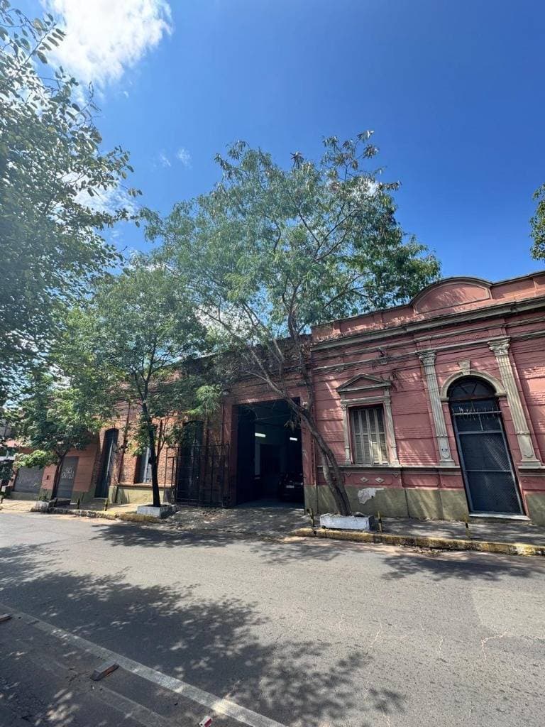 EN ALQUILER - AMPLIA PROPIEDAD CON TIGLADOS Y OFICINAS EN EL CENTRO DE ASUNCION
