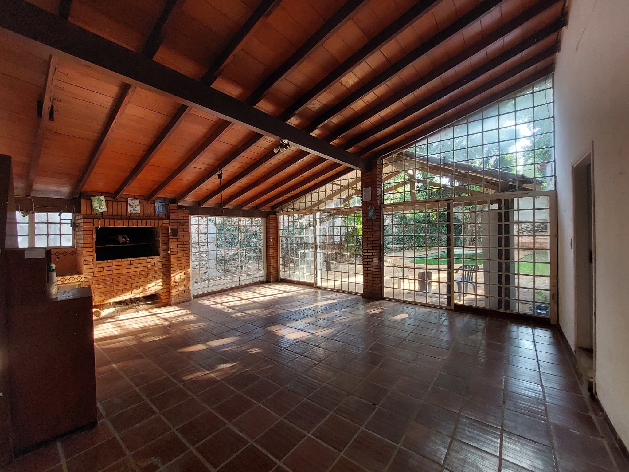 ¡GRAN OPORTUNIDAD! AMPLIA CASA EN VENTA PARA REFACCIÓN – LUQUE‼️ C-1171 – 2