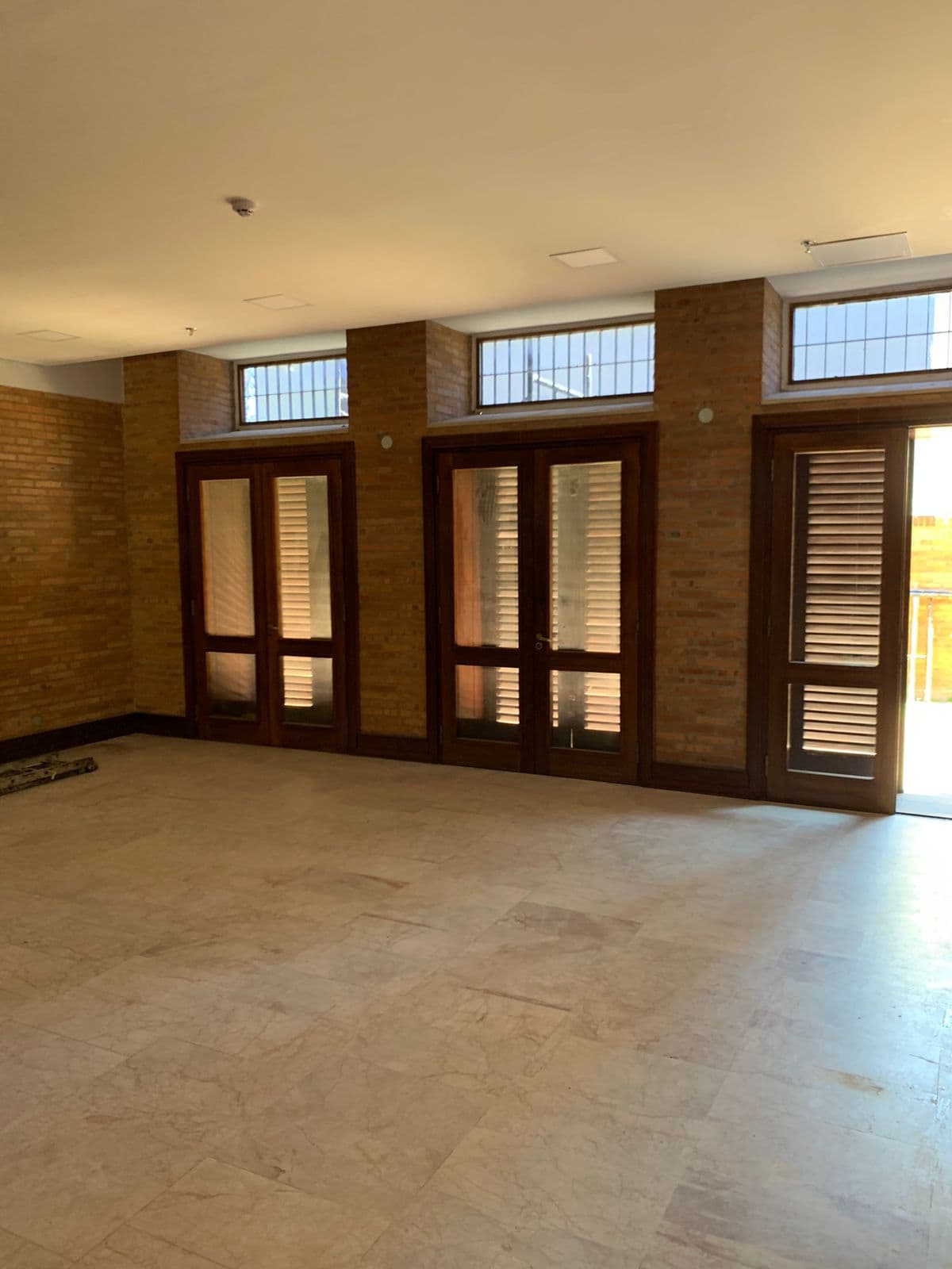ALQUILO EXCLUSIVO EDIFICIO CORPORATIVO DE ALTO PRESTIGIO. – 2
