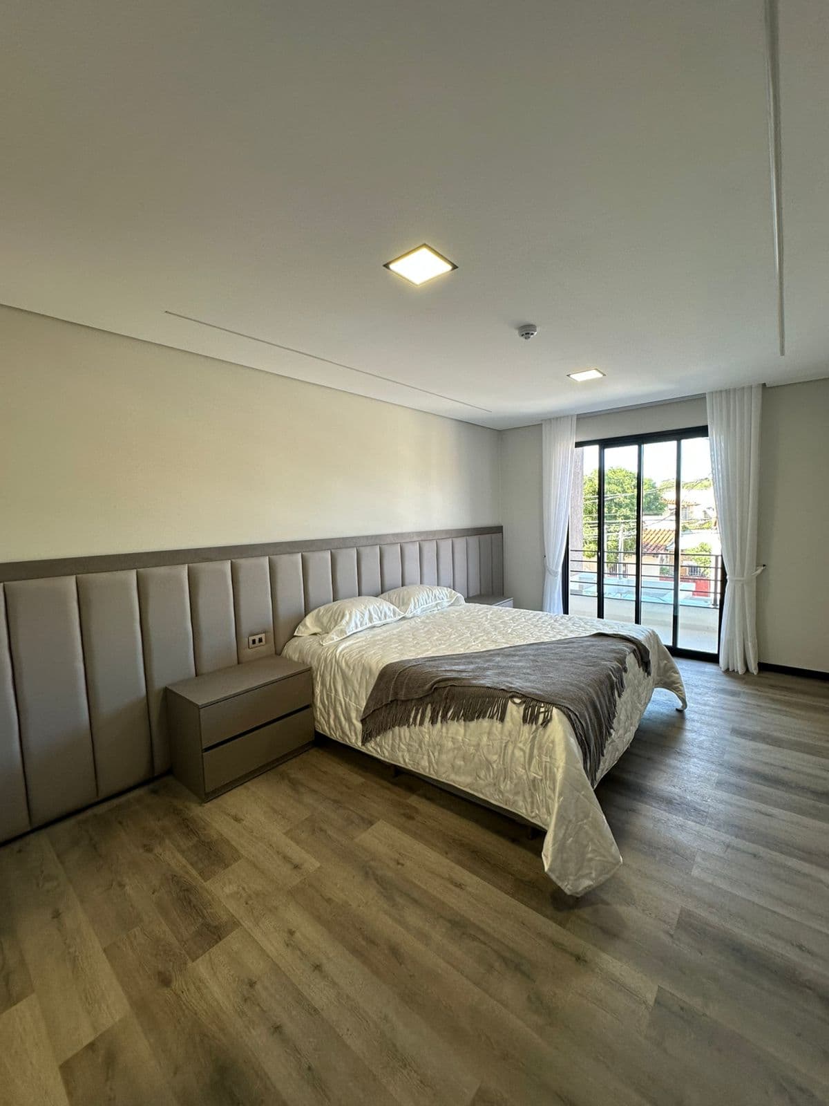 CASA AMOBLADA CON PISCINA EN BARRIO MBURUCUYA EN ALQUILER – 3