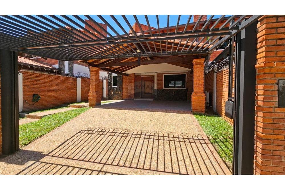 EN VENTA CASA TIPO DUPLEX A MEDIA CUADRA DE PERÓN – 2