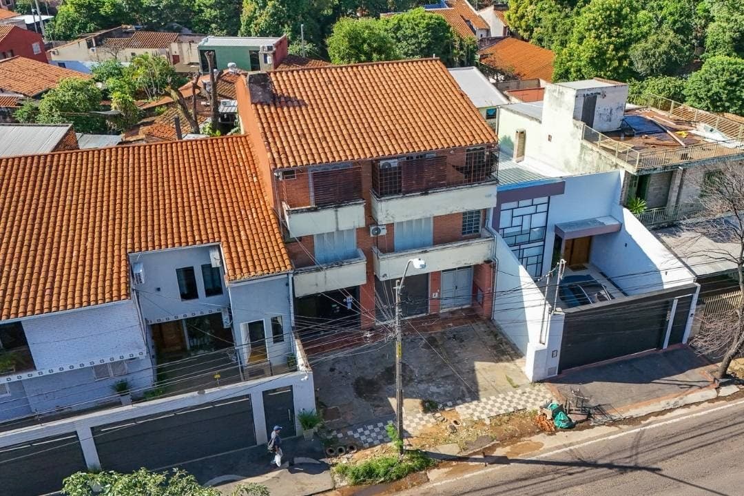 EDIFICIO DE 3 NIVELES SOBRE AVENIDA GRAL. SANTOS