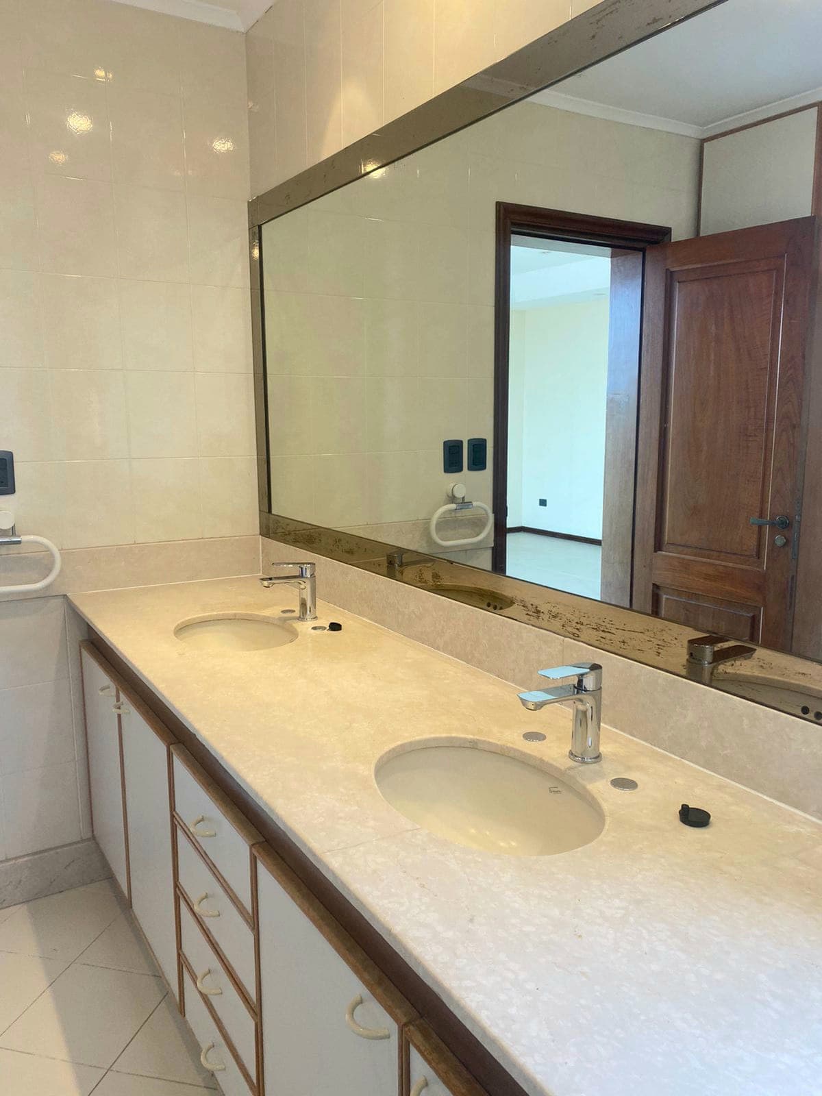 ALQUILO DEPARTAMENTO DE 3 HABITACIONES + 2 COCHERAS, ZONA YACHT. – 3