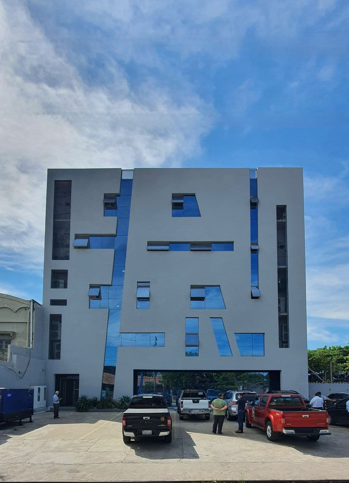 ALQUILO PARA EMPRESAS EDIFICIO CORPORATIVO COMPLETO CON SHOWROOM OFICINAS Y ESTACIONAMIENTOS PARA CLIENTES Y FUNCIONARIOS SOBRE EL NUEVO EJE DE AVENIDA ARTIGAS ZONA DISTRITO PERSEVERANCIA – 2