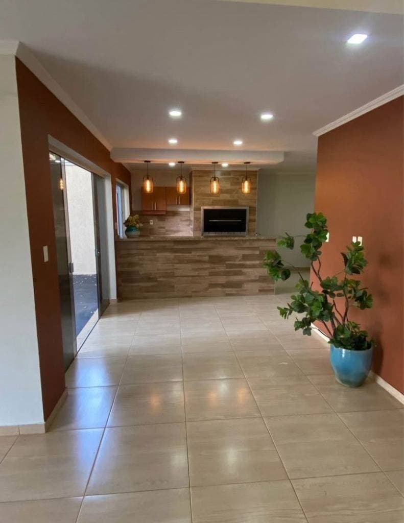 Alquilo Casa Moderna de 3 Niveles, Semi Amoblada – 3