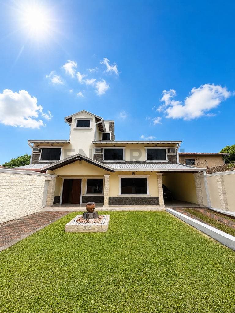 Vendo Amplia Casa en Fernando de la Mora
