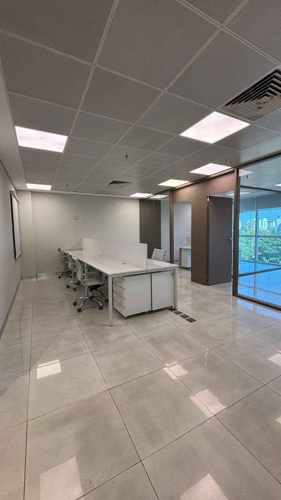 OFICINAS TOTALMENTE AMOBLADAS EN ALQUILER – 3