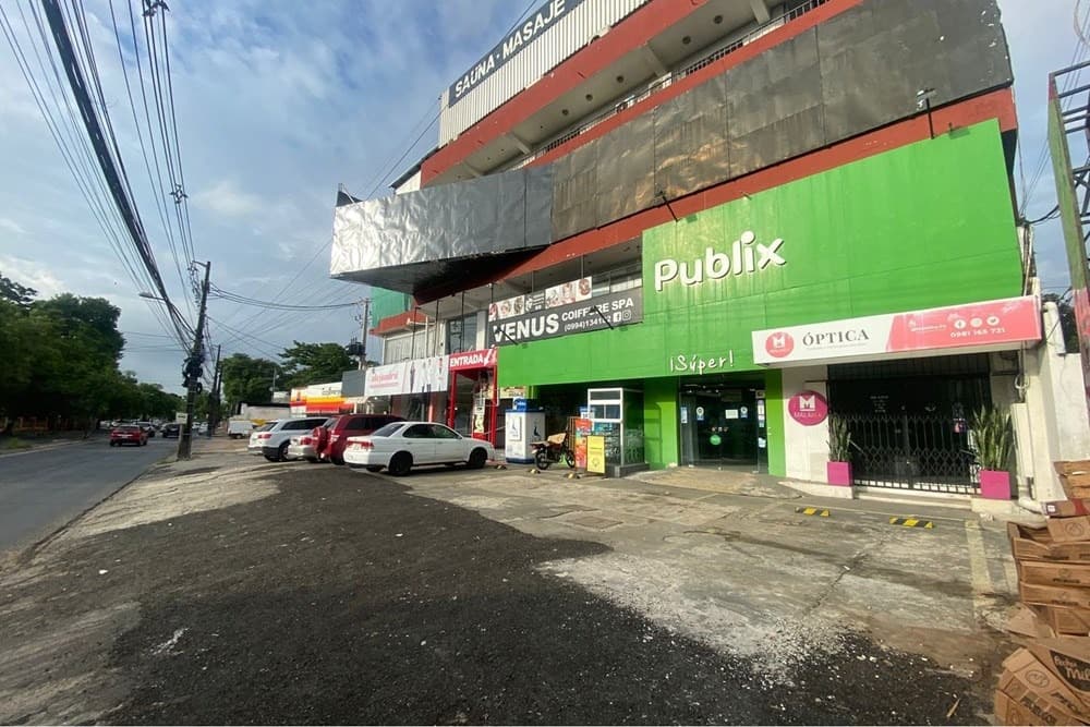 Salón Comercial Estratégico con Estacionamiento sobre Avda. Choferes del Chaco