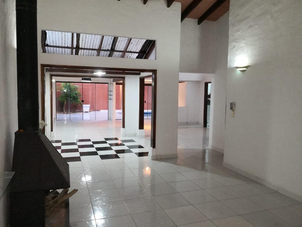 Exclusiva Oportunidad: Casa de Ensueño en Lambaré – Ubicación Privilegiada Zona Canal Trece