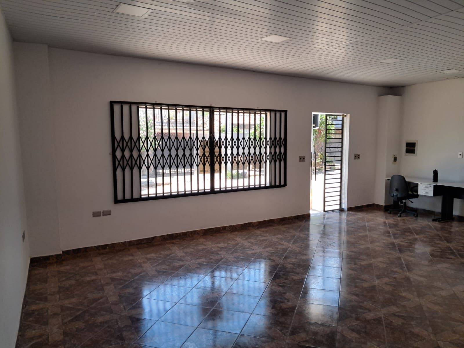 Alquilo Showroom con Depósito y oficinas en Villa Elisa. – 2
