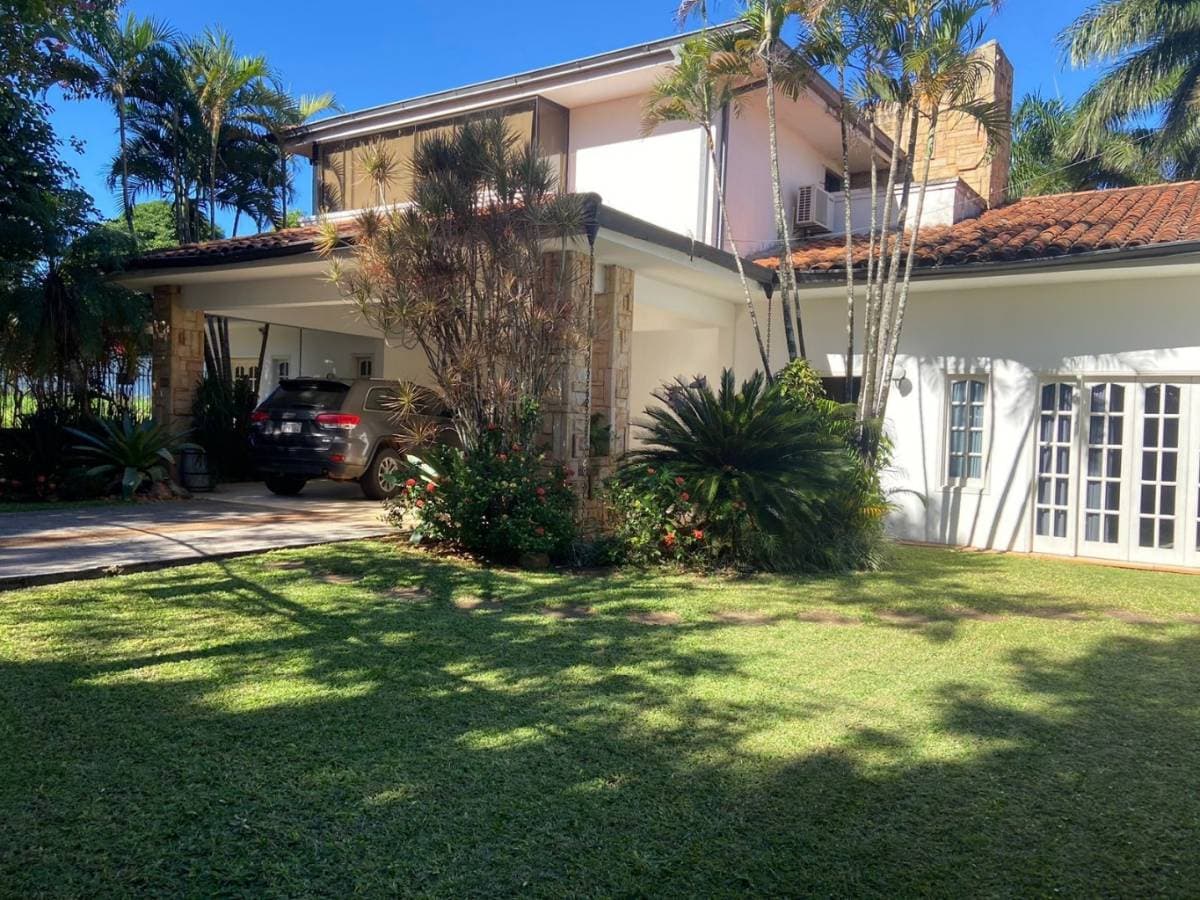 ALQUILO LUJOSA Y AMPLIA RESIDENCIA EN ITAUGUA