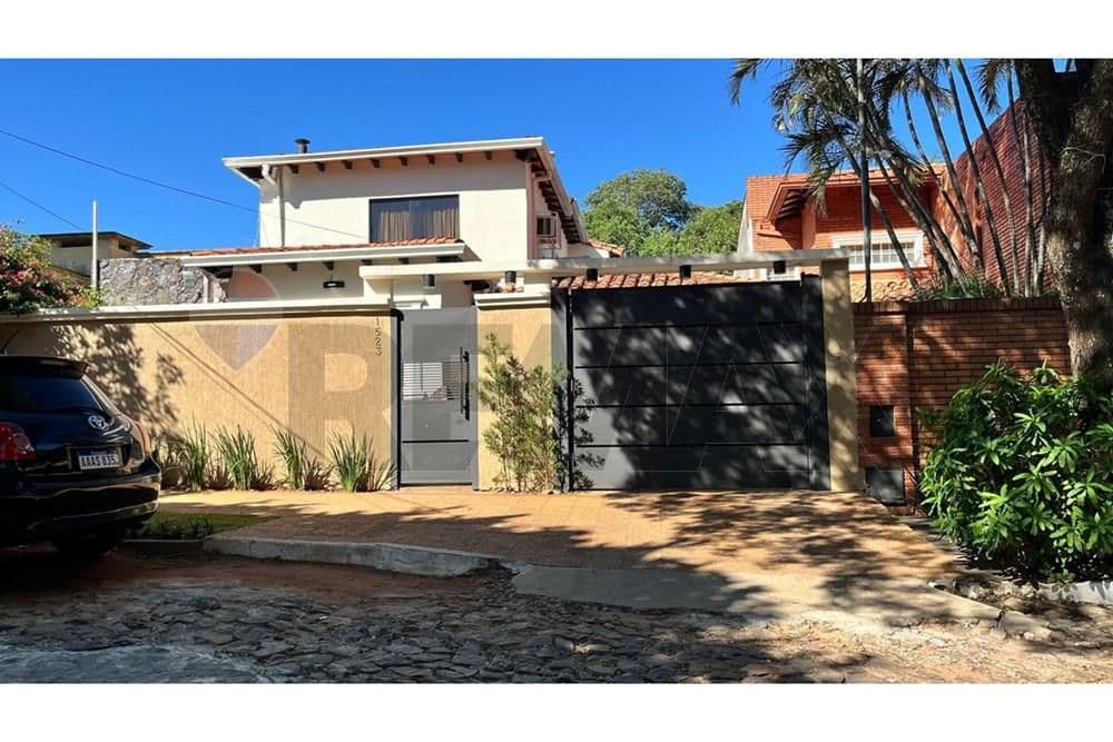 CASA EN LAMBARE