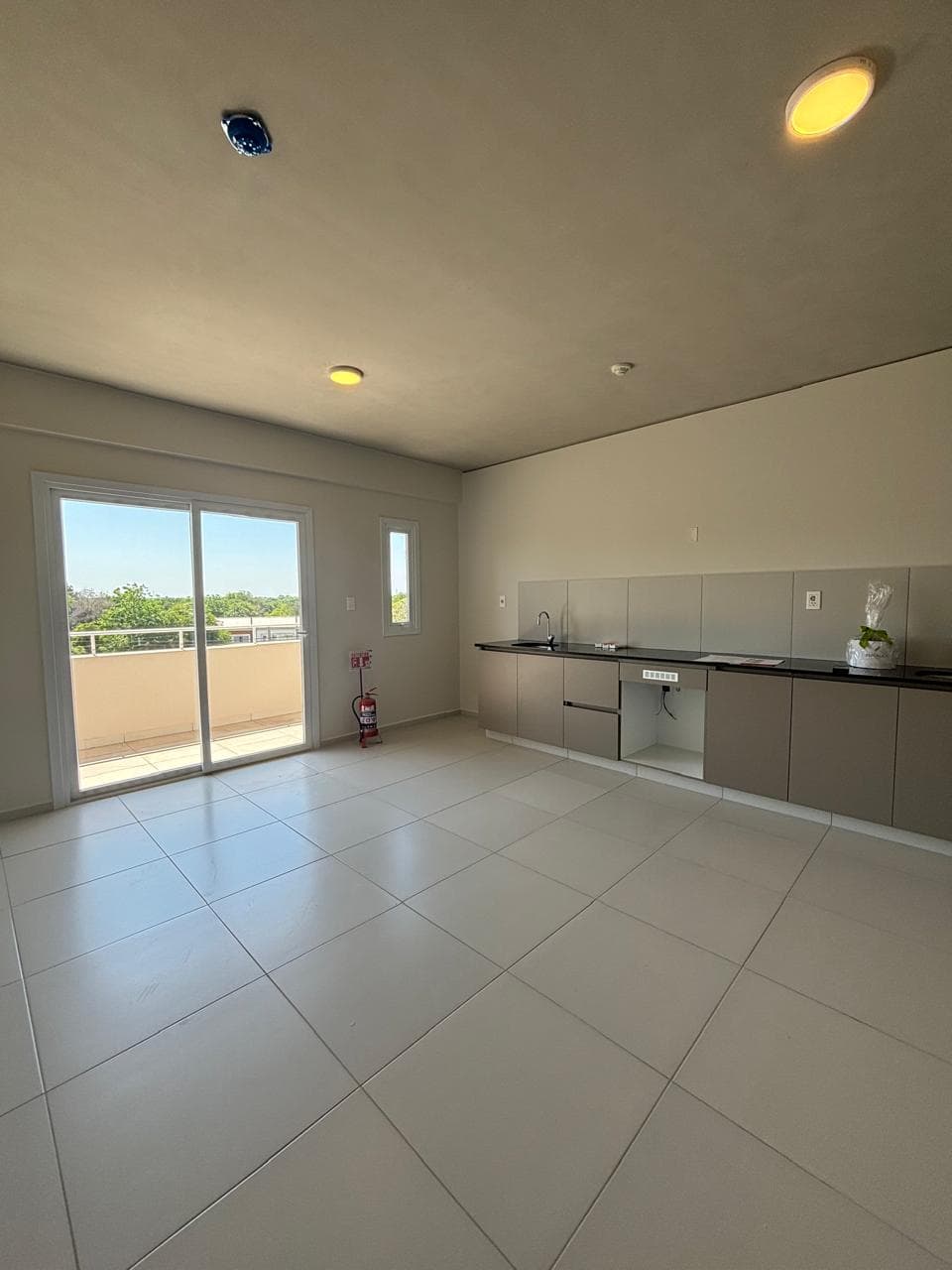 LUQUE EN VENTA O ALQUILER AMPLIO DEPARTAMENTO DE 2 DORMITORIOS – 3