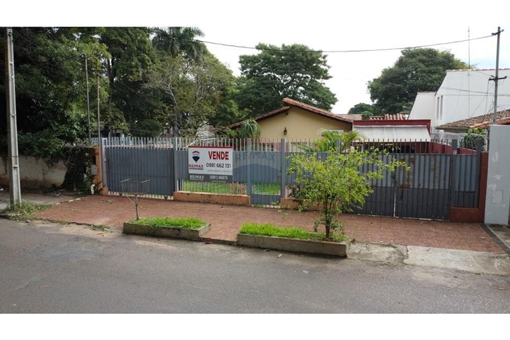 ¡Terreno en venta con alto potencial comercial! – 2