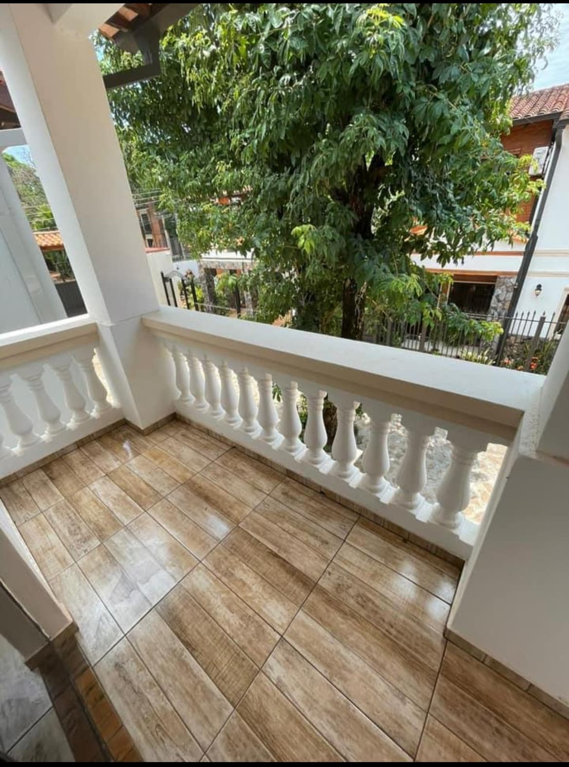 Alquilo Casa Con Piscina En Barrio Privado En Luque  En 7.400.000 Gs / Mes – 3