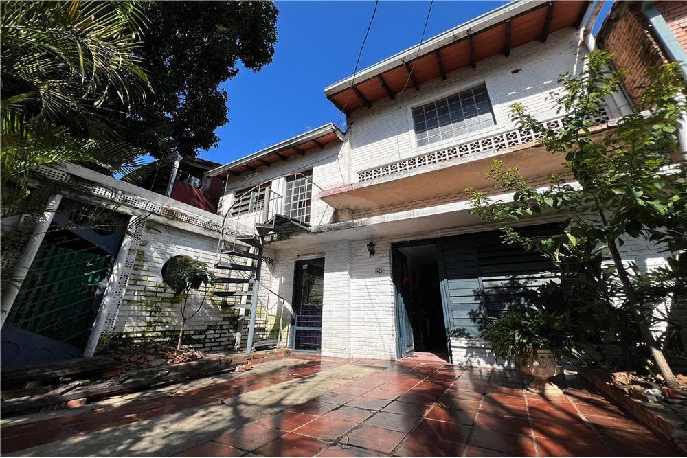 VENDO CASA A PRECIO DE TERRENO SOBRE GRAL. SANTOS