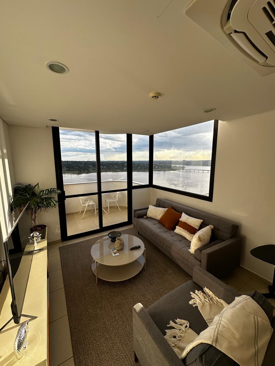 Departamento De Dos Dormitorios Con Vista Al Rio En Encarnación – 2