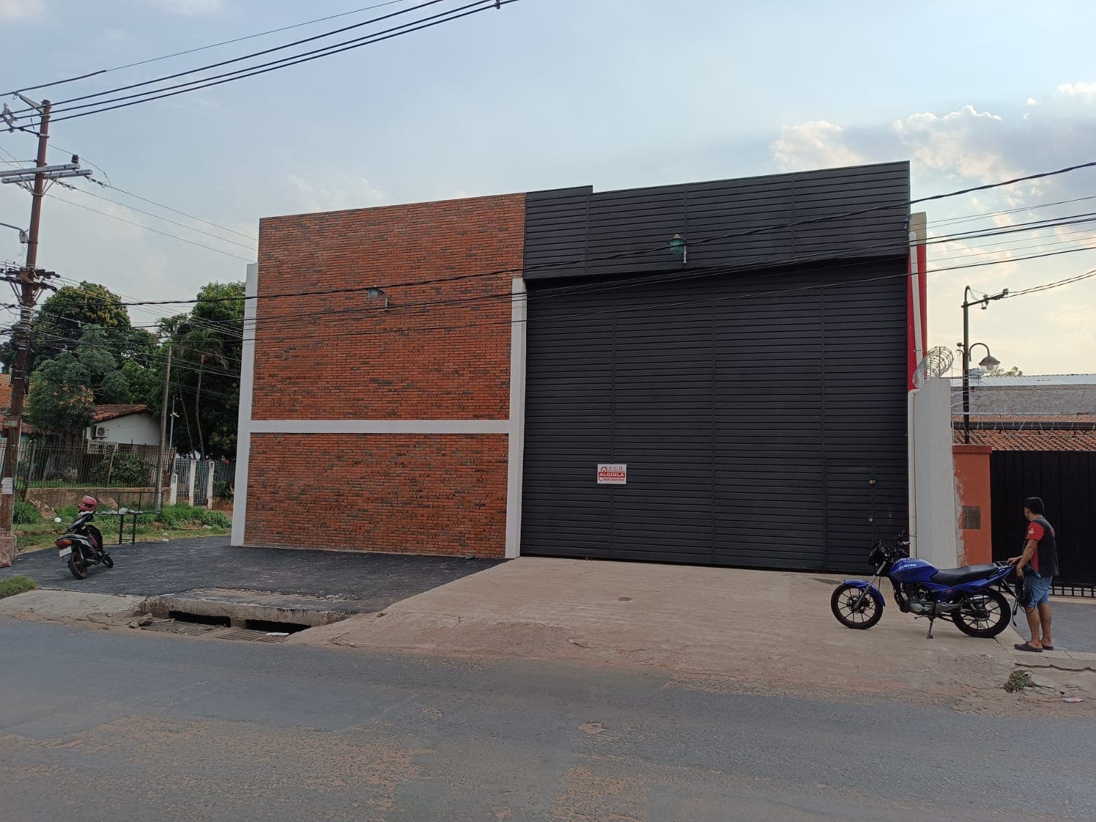 Alquilo deposito en Barrio san Pablo sobre Av Guatambu