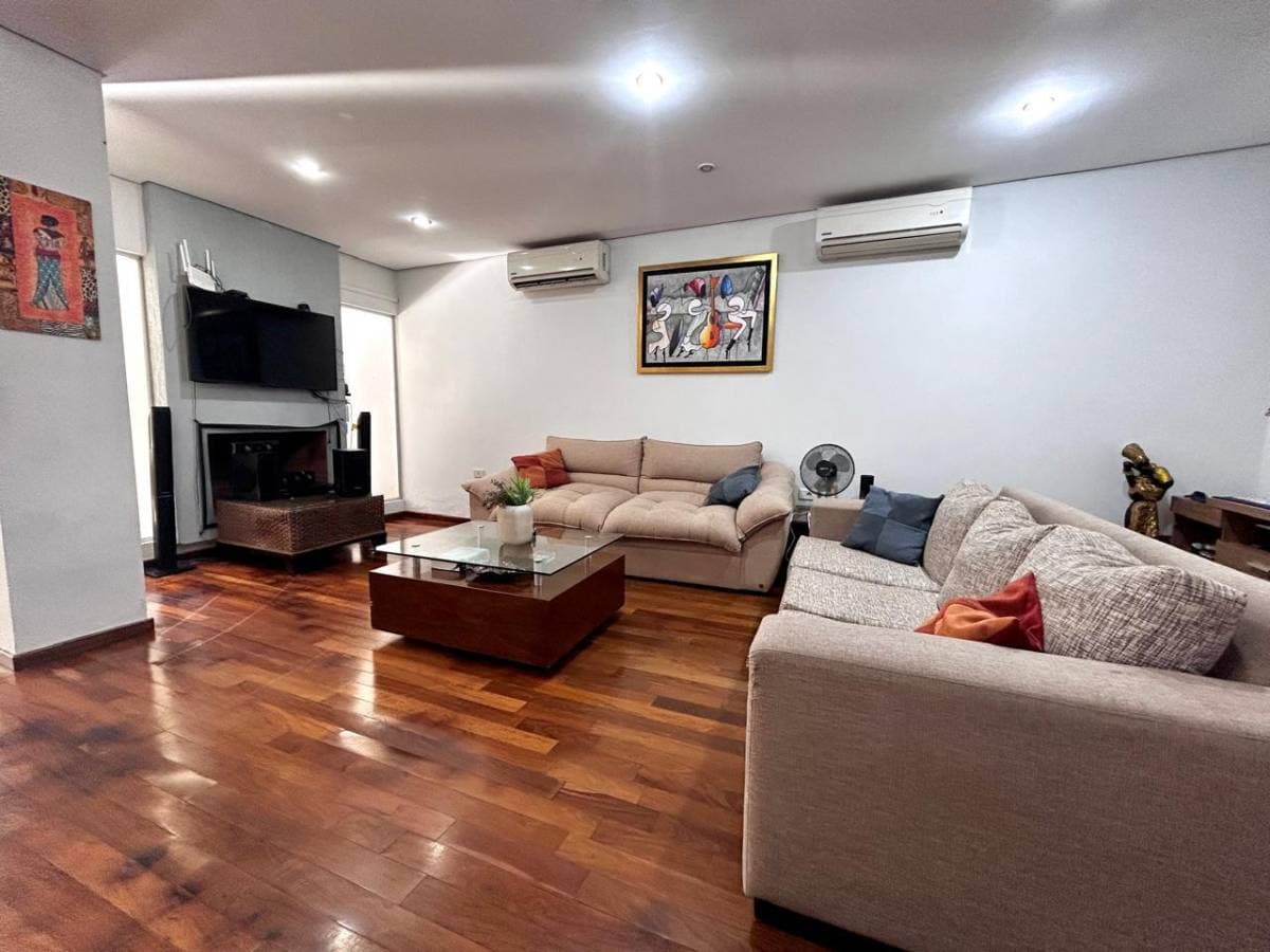 EN VENTA AMPLIA CASA PAREADA EN YKUA SATI – 3