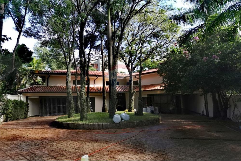 En Venta Lujosa Residencia en Los Laureles, Asuncion