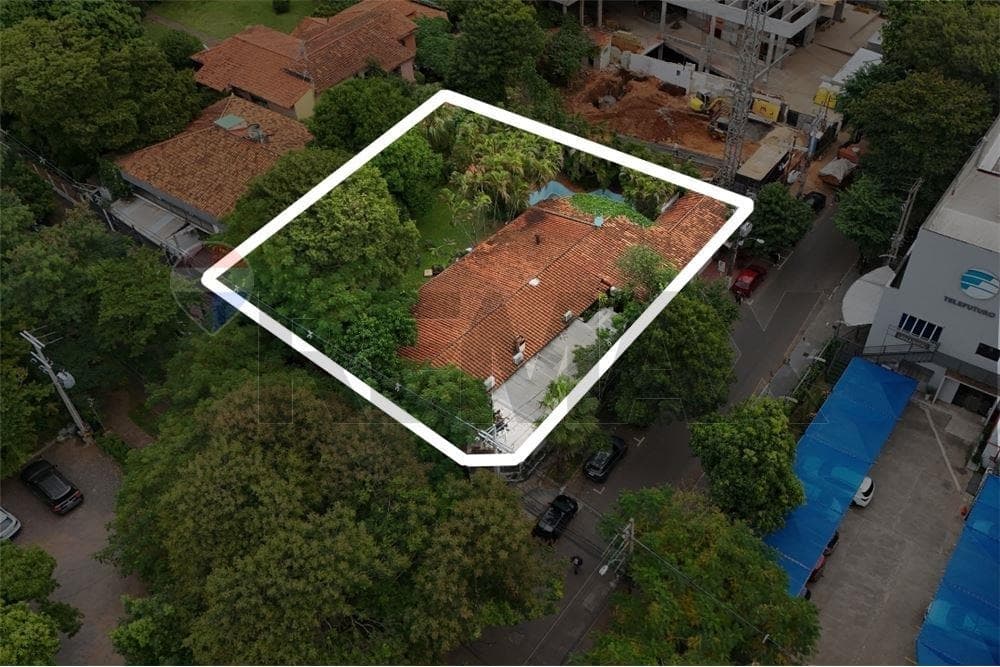 Vendo esquina de 1076 m2 en Villa Morra – 2
