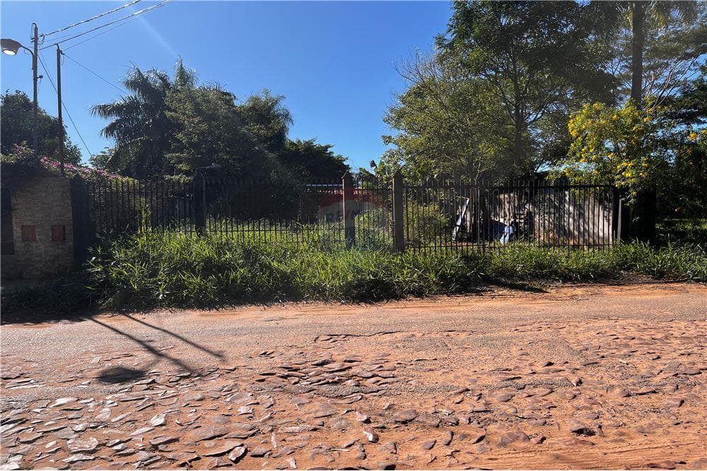VENDO TERRENO C/ CONSTRUCCIÓN A REFACCIONAR-ÑEMBY