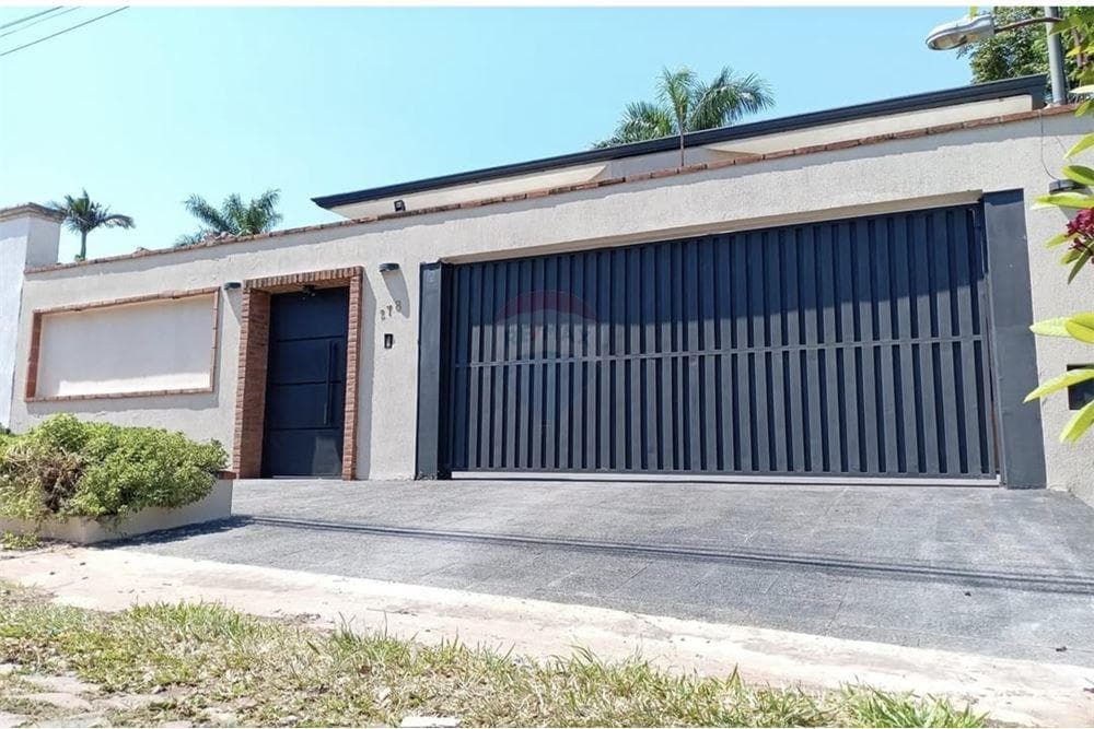 VENDO CASA CON PISCINA EN LAMBARE KENNEDY