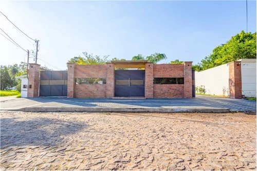 VENDO Residencia de Lujo a Metros del Yacht y Golf Club Lambaré