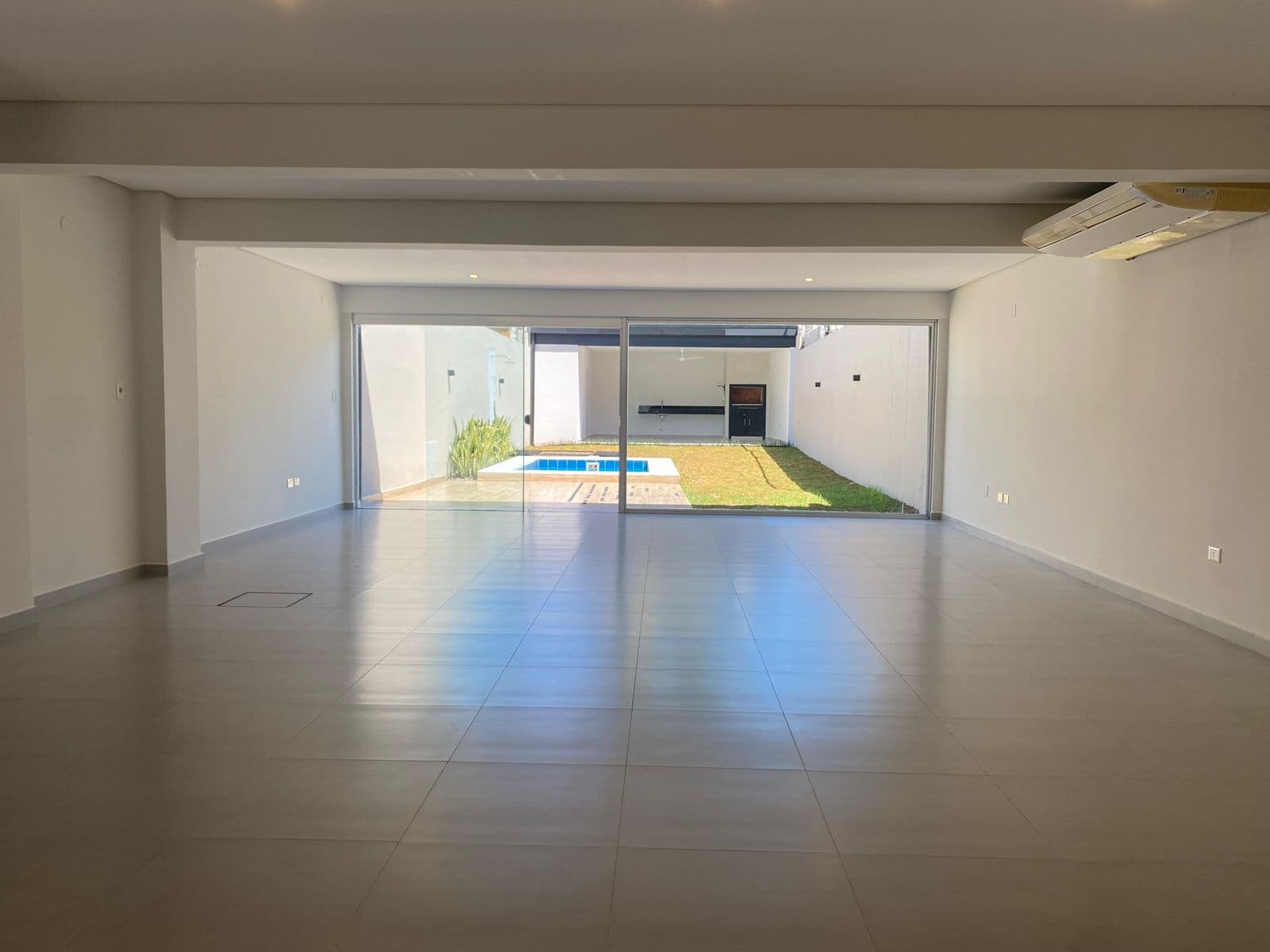 ALQUILO CASA EN BO MBURUCUYA DE 3 DORMITORIOS