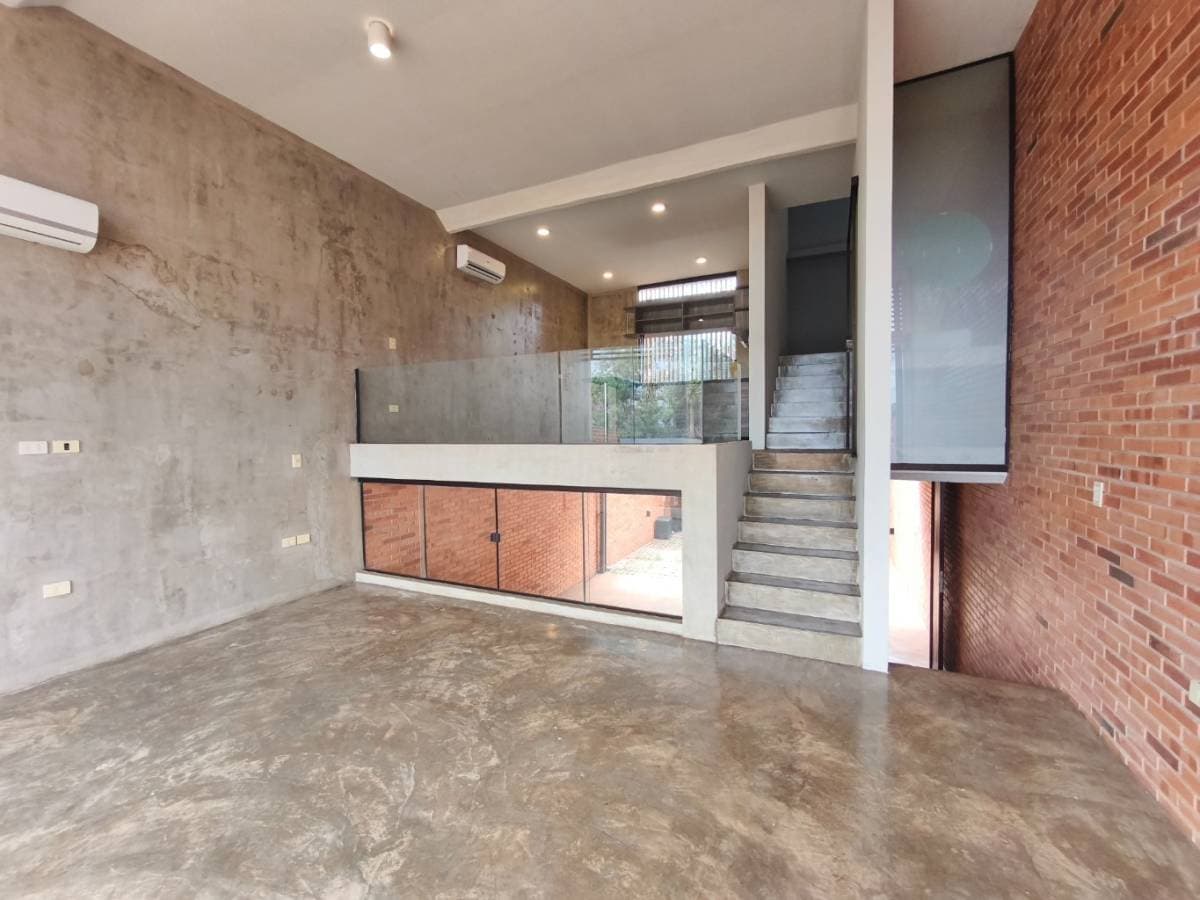 Alquilo Amplio y Moderno Duplex en Laurelty Luque