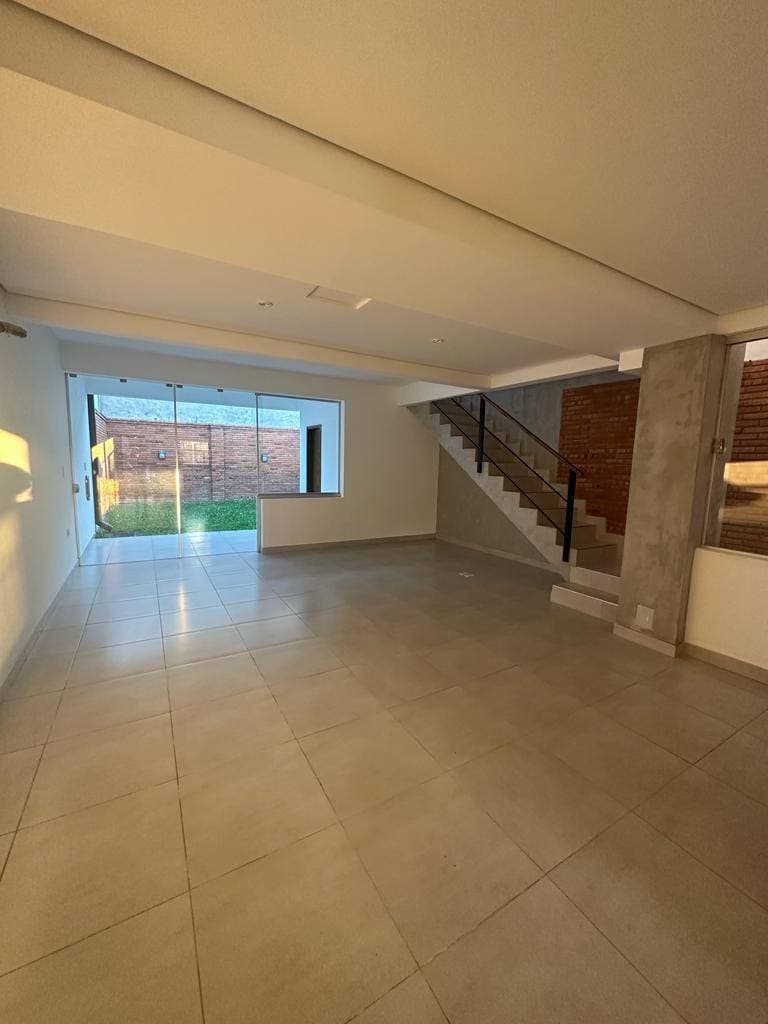 VENDO DUPLEX A EXTRENAR EN BARRIO RESIDENCIAL