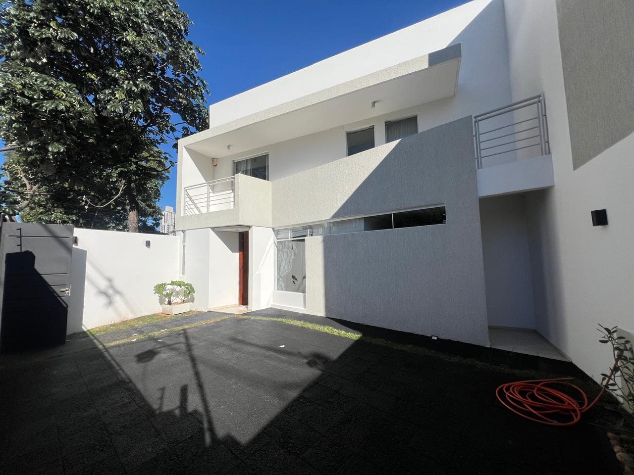 EN ALQUILER DÚPLEX MODERNO DE 3 DORMITORIOS CON PISCINA Y QUINCHO EN YCUA SATÍ – 2
