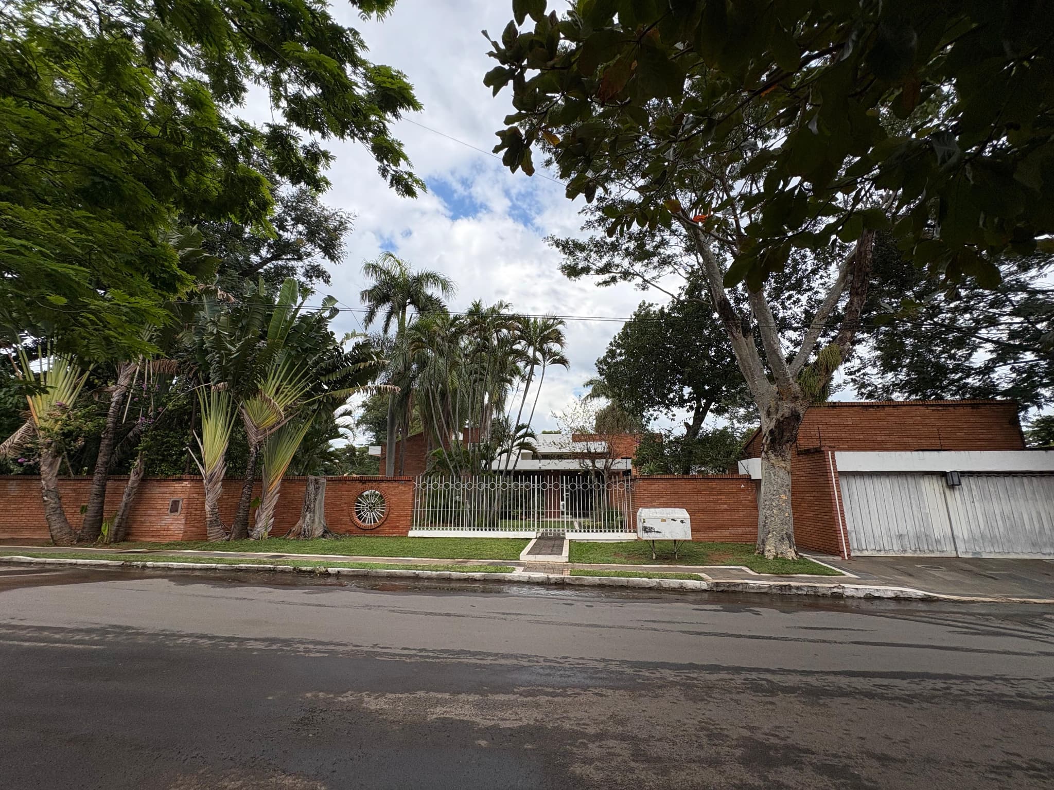 Residencia Ideal Para Familias Y Eventos Con Piscina Y Amplio Terreno En Lambare – 2