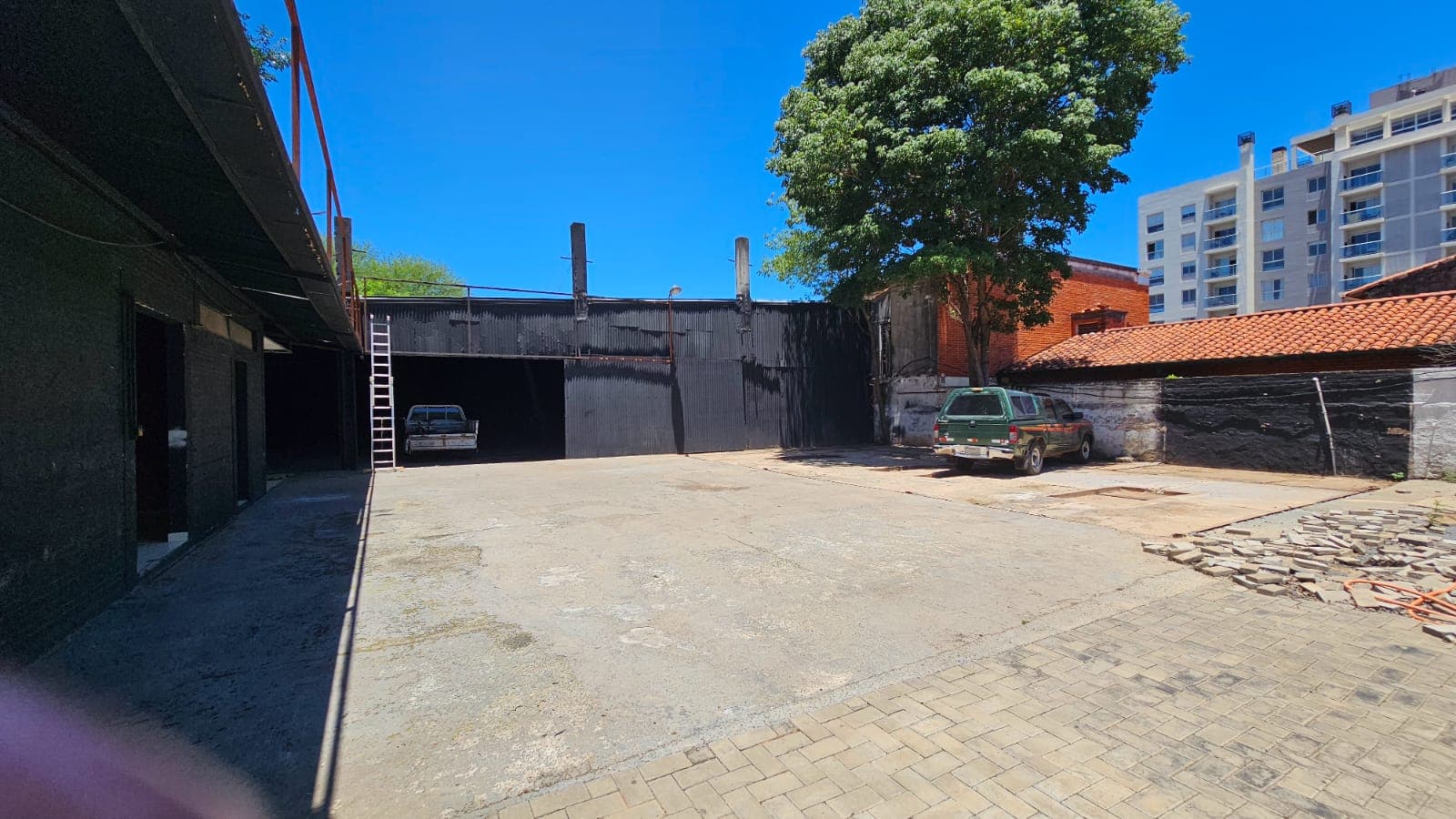 SHOWROOM CON OFICINAS Y DEPÓSITO – LOS LAURELES