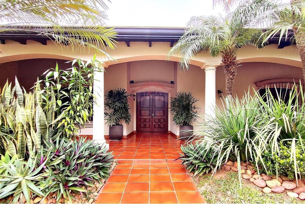 EXCELENTE PROPIEDAD P/ USO COMERCIAL O RESIDENCIAL – 3