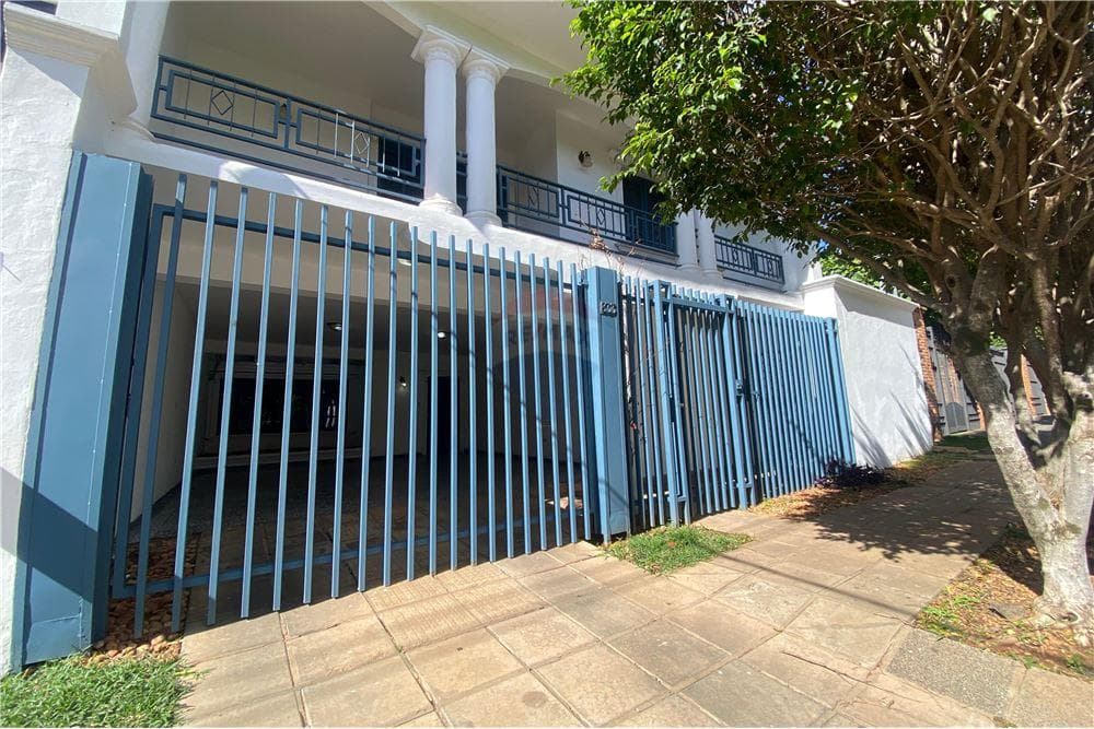 ALQUILO AMPLIA CASA- ZONA CASA RICA