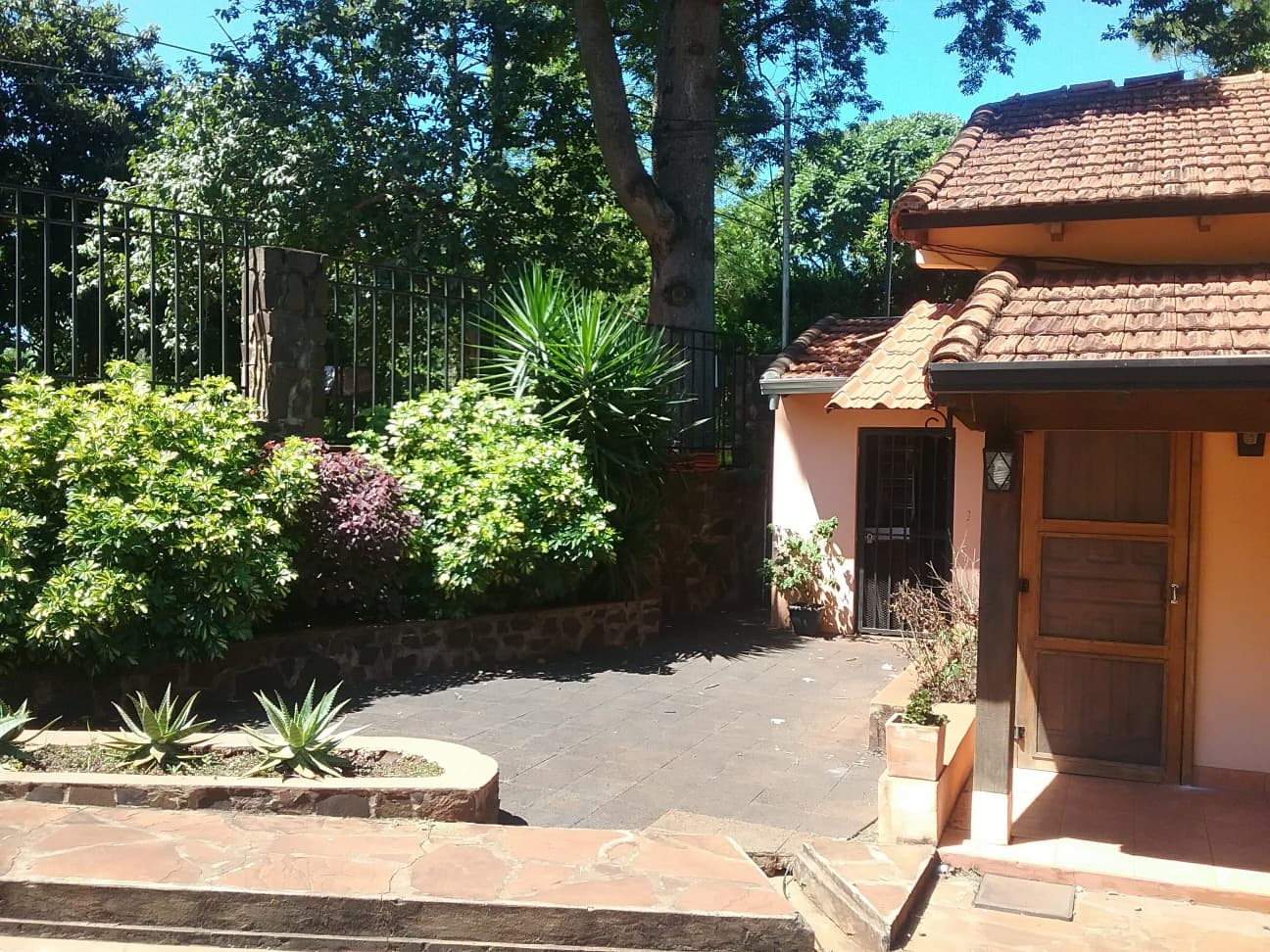 7 casas adosadas para alquiler con hermoso patio y plazas de garage. – 2