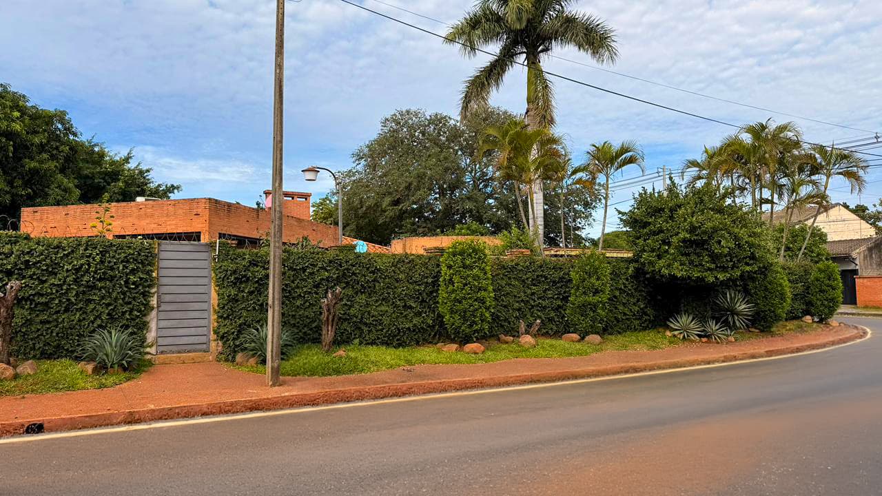 Residencia privada con piscina, quincho y jardín — Villa Adela, Luque – 3