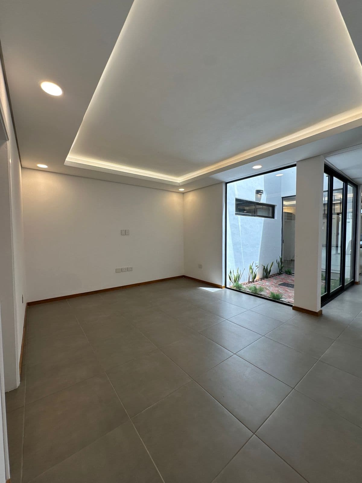 EN VENTA HERMOSO Y AMPLIO DUPLEX A ESTRENAR ZONA MADERO LUQUE – 2