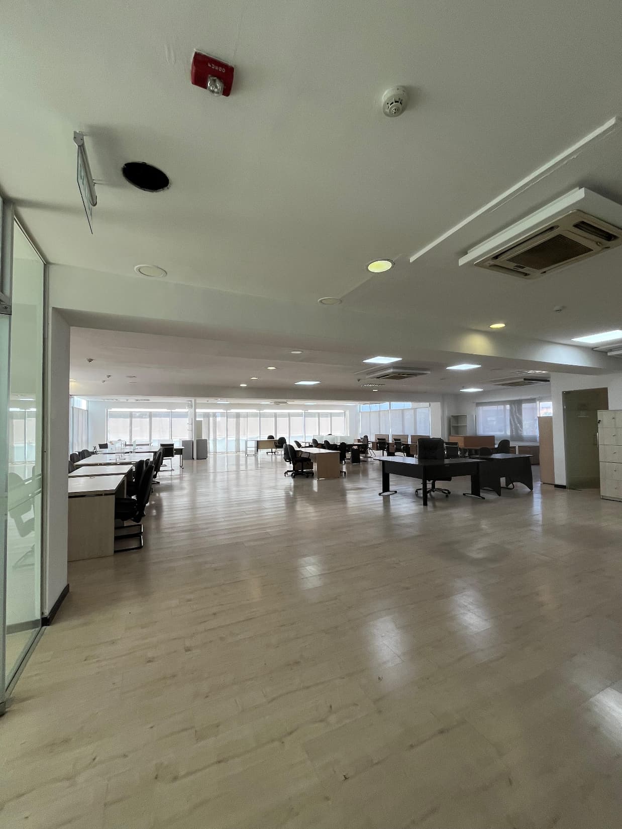 ZONA SHOPPING LA GALERIA EN ALQUILER OFICINA DE 330M2 CON 5 COCHERAS – 3
