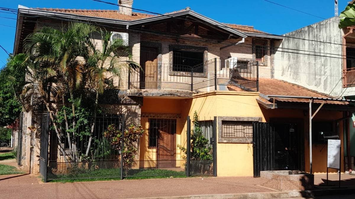 Vendo casa de dos plantas en esquina, San Lorenzo