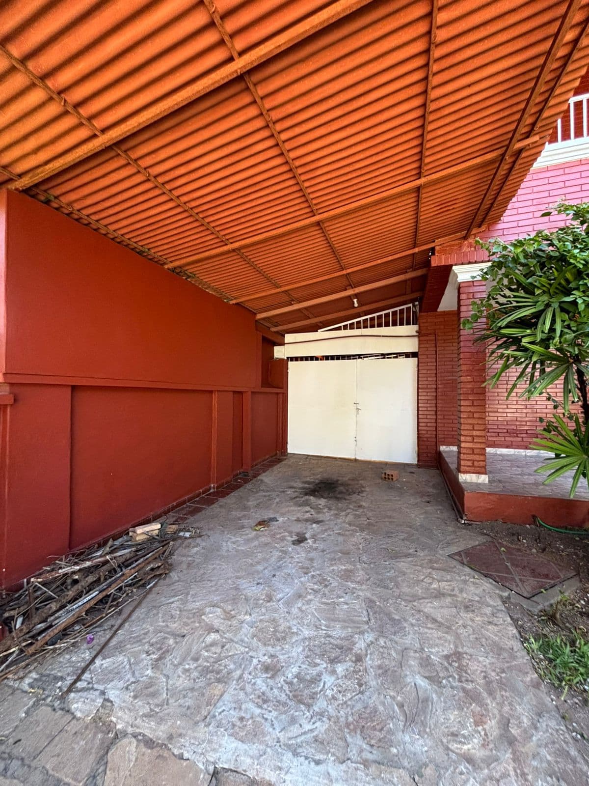 ALQUILO AMPLIA CASA SOBRE LA AVDA BRASILIA – 3