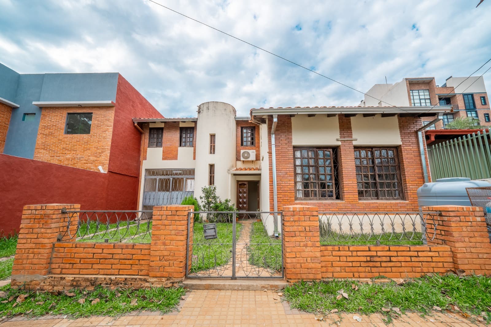 Vendo Casa Con Piscina en Asunción, Barrio Mburucuyá – 2