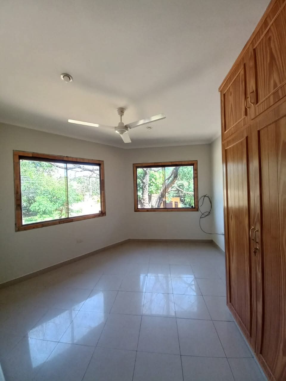 ALQUILO HERMOSA CASA EN FERNANDO DE LA MORA NORTE ZONA ROYAL PLAZA cod 059* – 2