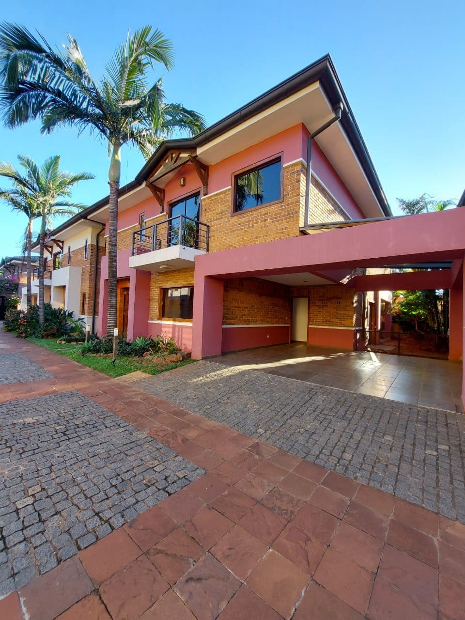Alquiló Casa Moderna en Condominio Cerrado