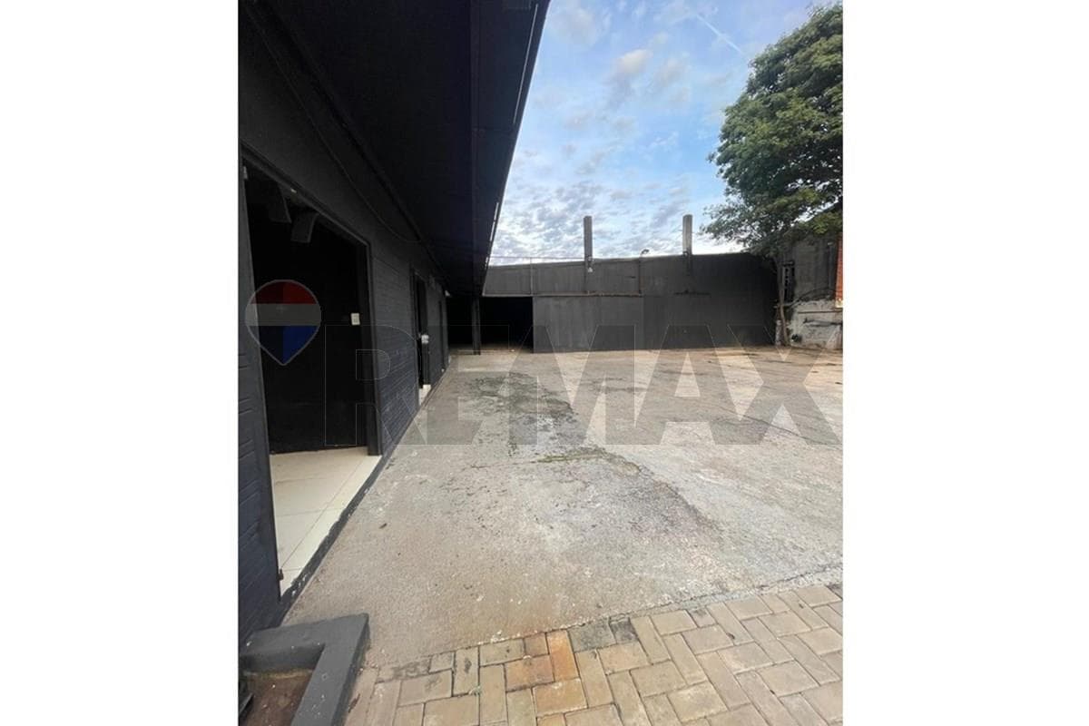 SHOWROOM CON OFICINAS Y DEPÓSITO EN LOS LAURELES – 3