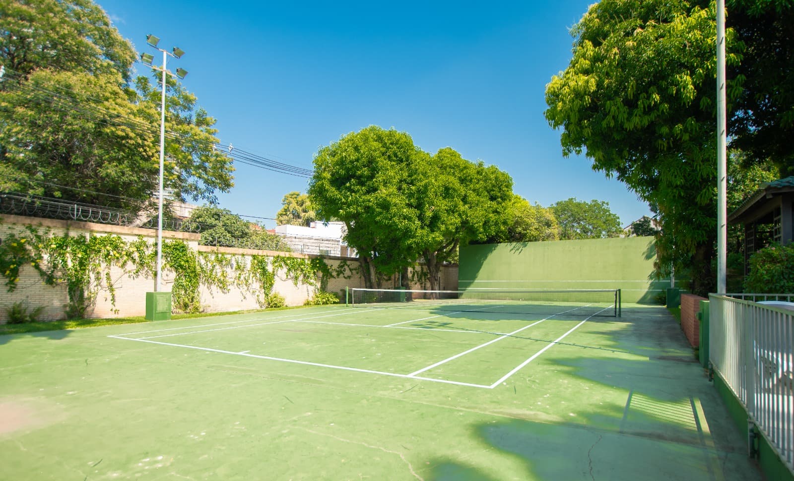 Vendo Exclusiva Residencia de 2.622 m2 en el Barrio Mburucuya - LHO7937228 – 2