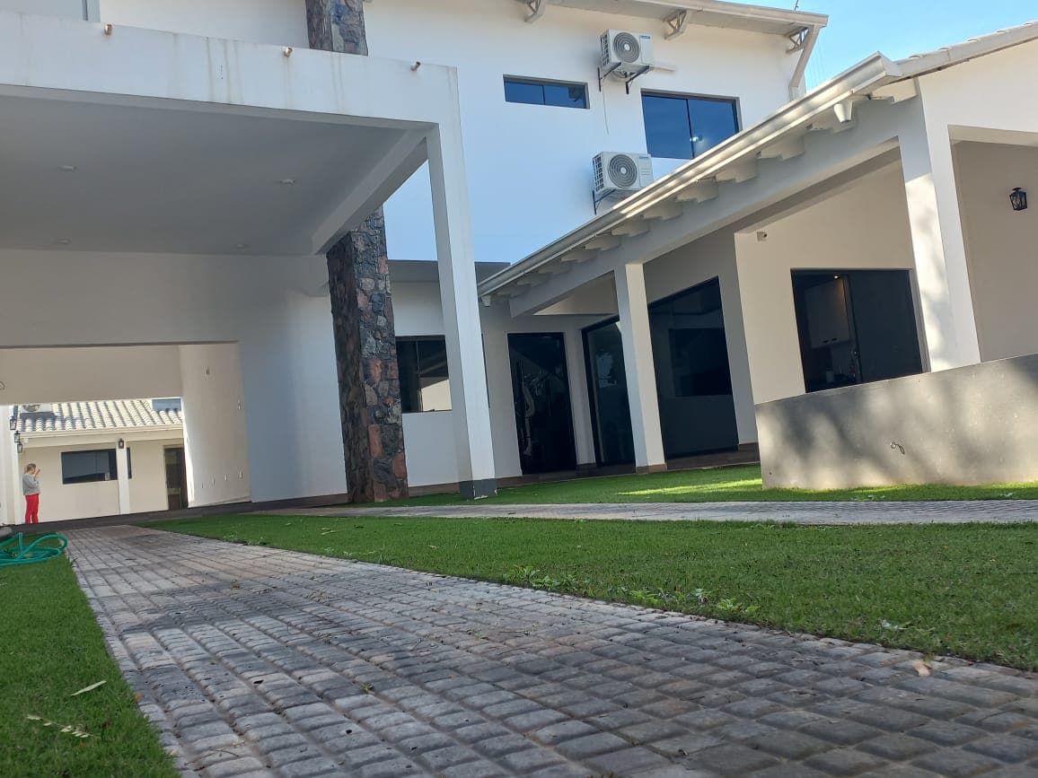 ALQUILO CASA SEMIAMOBLADA Y CON PISCINA EN LUQUE
