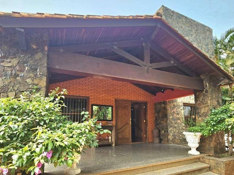 En venta amplia residencia en San Lorenzo - zona Laguna Grande