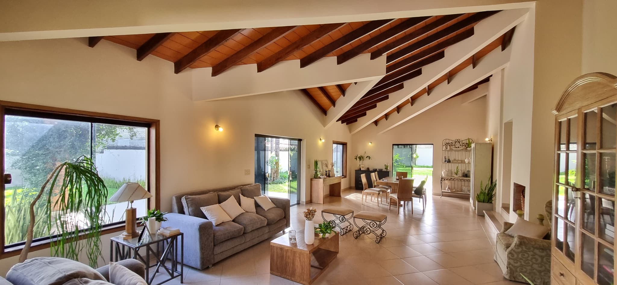 Casa en Lambaré / 4 Dormitorios y amplio patio de 800m2 – 2